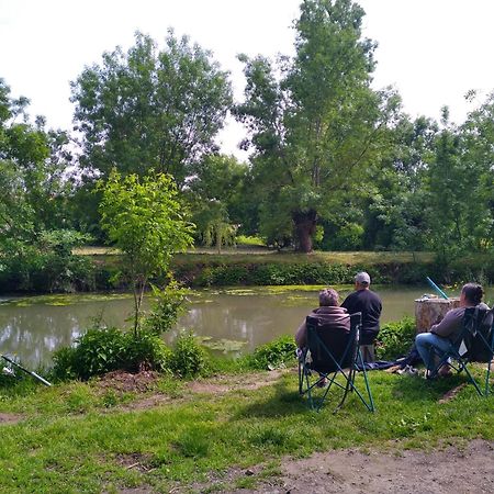 La Ferme Du Marais Poitevin - Roulotte Hotel Benet Eksteriør billede